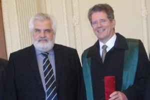 Zum Artikel "Gratulation zur Ehrendokterwürde für Prof. Dr. Hans-Peter Steinrück"