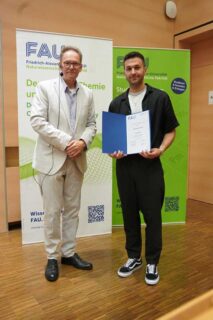 Preisträger Bojan Tanovic mit Prof. Dr. Thomas Drewello (Foto: Thomas Hofmann / FAU)