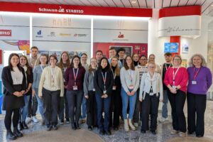 Gruppenfoto beim Besuch der Lebensmittelchemie-Studierenden bei Schwan Cosmetics