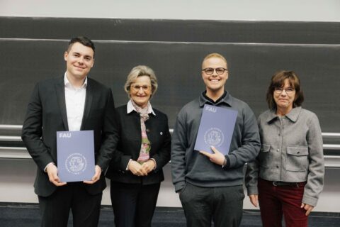 Die Forschungspreisträger mit Prof. Jutta Eichler, Studiendekanin und Frau Monika Komarek, Vorstandsmitglied der Gustav-Adolf und Erika Dornhecker Stiftung. v.l.n.r.: Dr. Niklas Kehl, Frau Monika Komarek, Dr. Johannes Schneider, Prof. Jutta Eichler (Foto: Giulia Iannicelli FAU)