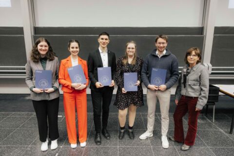 Die Lesmüller-Preisträger und Preisträgerinnen mit Prof. Jutta Eichler. v.l.n.r.: Lara Fries, Pauline Heistermann, Elias Kamm/ Emilia Wüstner, Noah Weisenberger, Prof. Jutta Eichler. (Foto: Giulia Iannicelli / FAU)